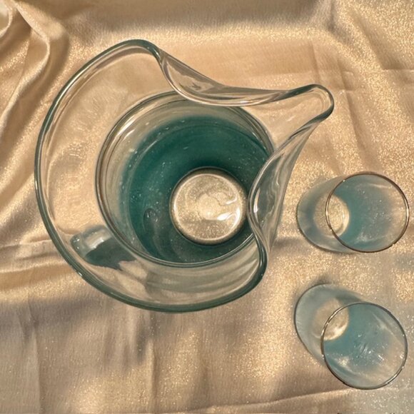 Vintage Blendo Glass Pitcher & 2 glasses - Frosted Turquoise w/ Gold Trim - Picture 6 of 15